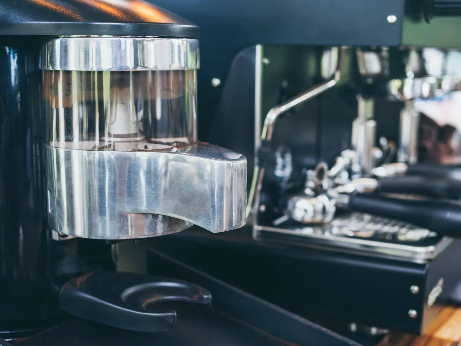 Motors for driving grinders and controlling temperatures