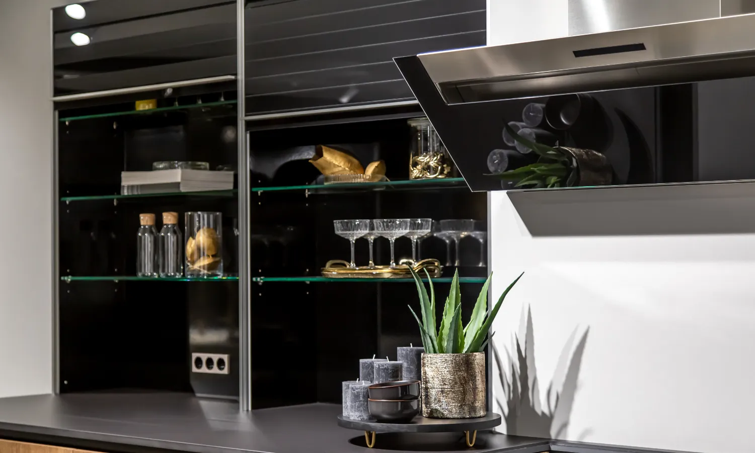 Compact and reliable motors to adjust the height of wall units